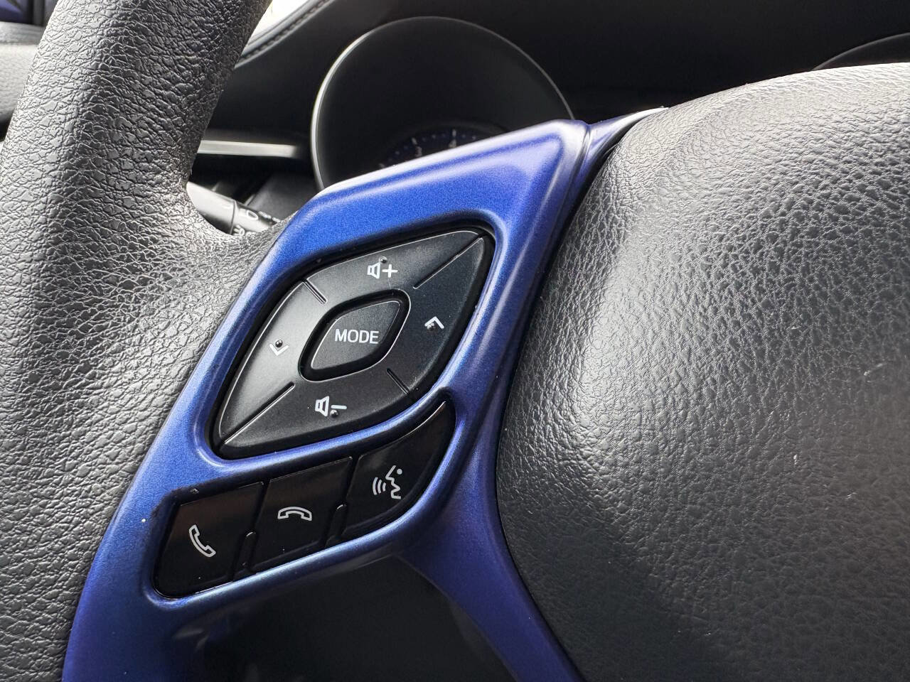 Used 2019 Toyota C-HR LE image 41