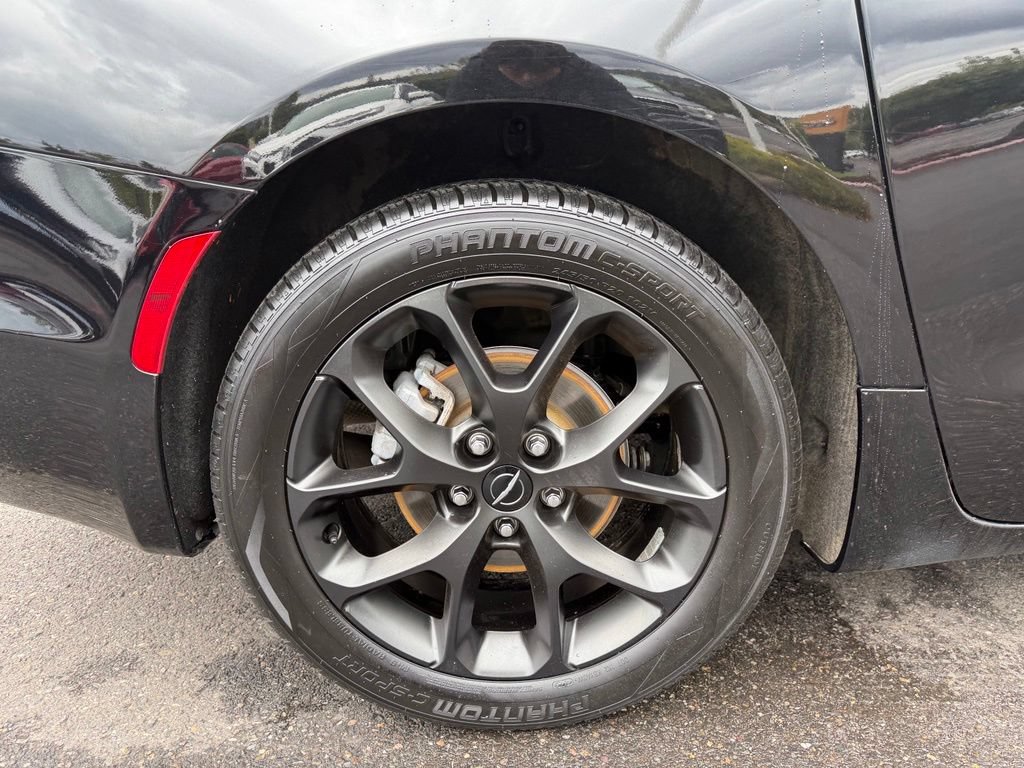 Used 2025 Chrysler Pacifica Limited FWD image 9