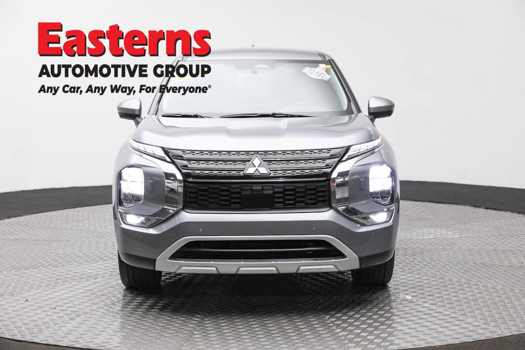 Used 2024 Mitsubishi Outlander SE image 2