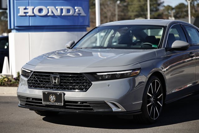 Used 2025 Honda Accord Touring image 2