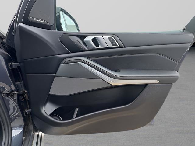 Used 2019 BMW X5 xDrive50i w/ Parking Assistance Package image 22