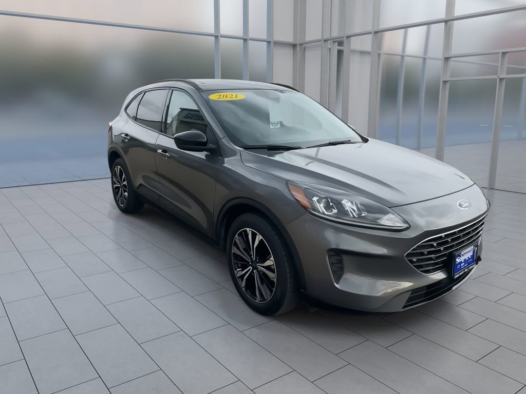 Used 2021 Ford Escape SE w/ SE Sport Appearance Package image 2