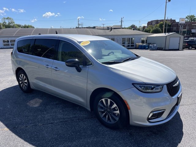 Used 2024 Chrysler Pacifica Select image 3