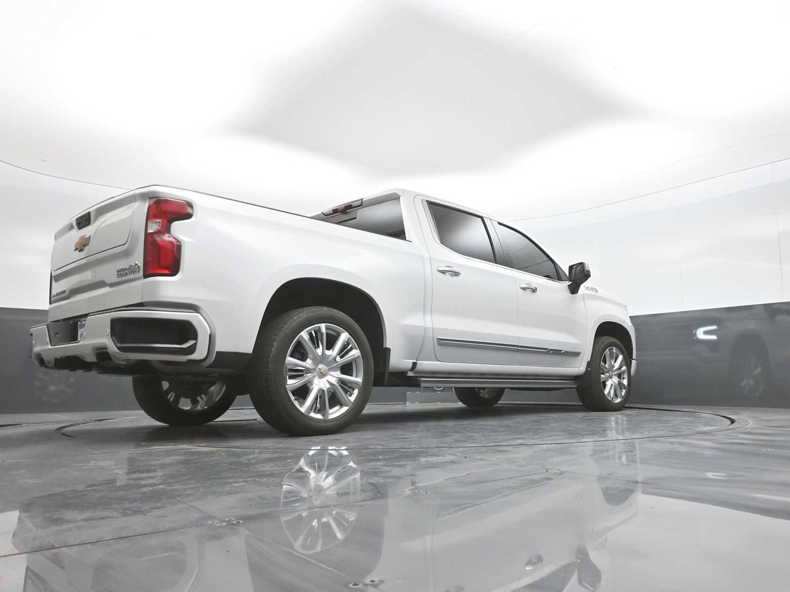 Used 2024 Chevrolet Silverado 1500 High Country w/ High Country Premium Package AWD/4WD image 45