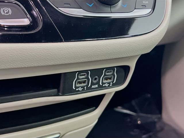 Used 2023 Chrysler Pacifica Touring-L image 16