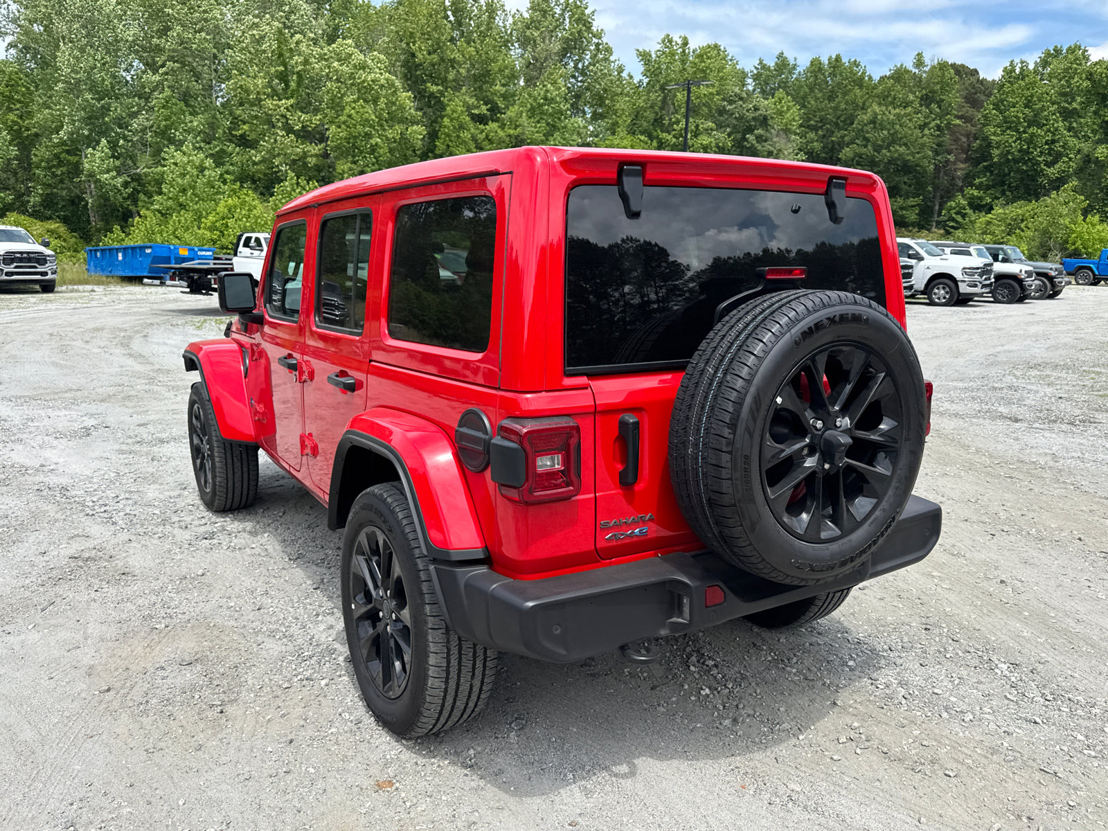 Used 2025 Jeep Wrangler Unlimited Sahara w/ Safety Group AWD/4WD image 10