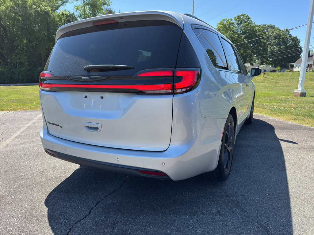 Used 2022 Chrysler Pacifica Touring-L w/ S Appearance Package FWD image 5