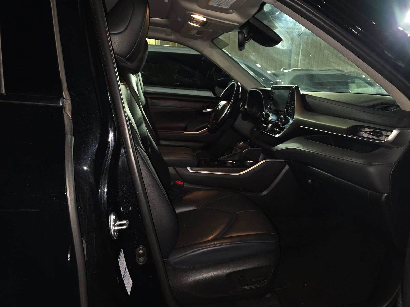 Used 2022 Toyota Highlander XLE image 14