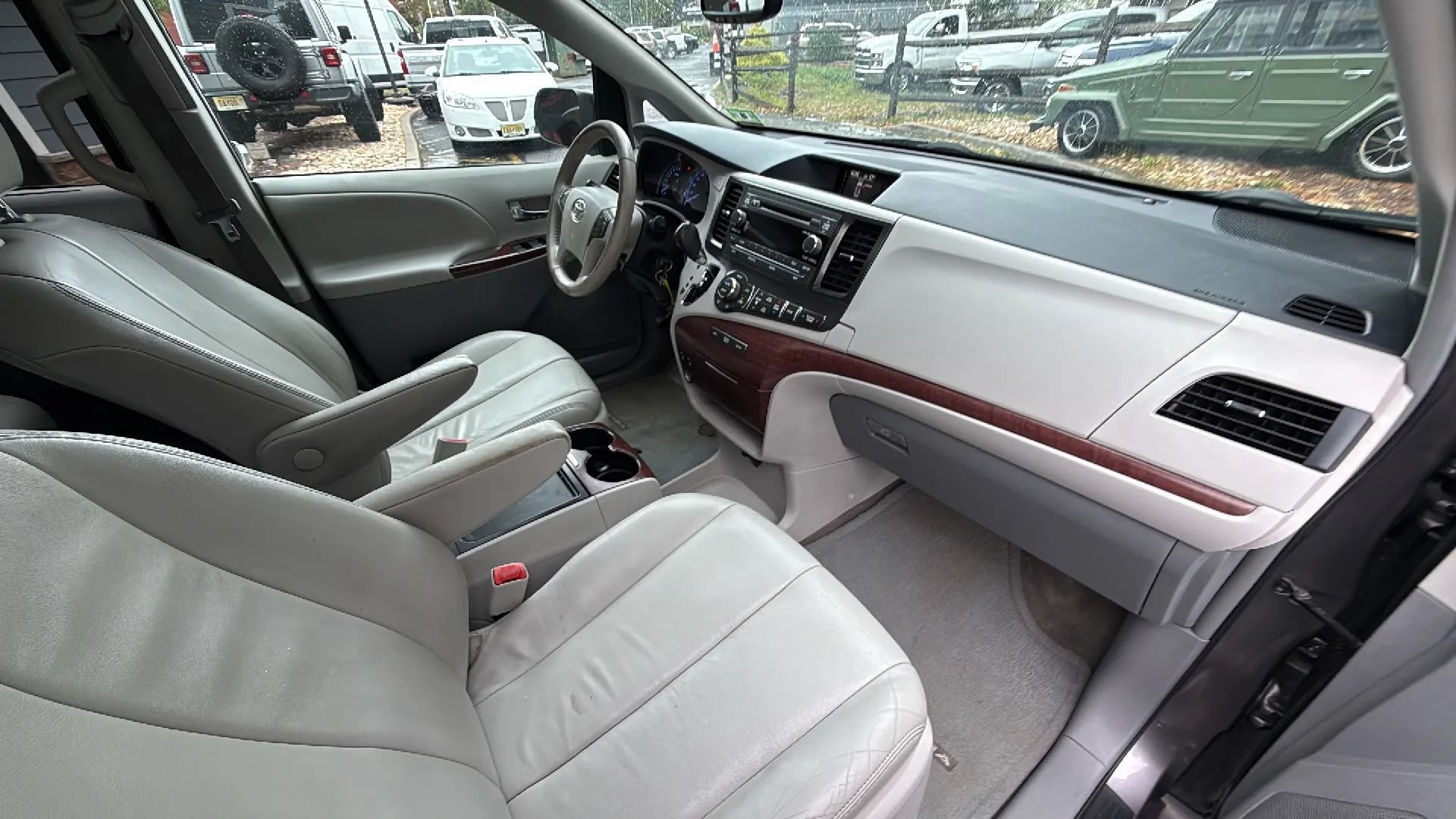 Used 2013 Toyota Sienna XLE FWD image 25