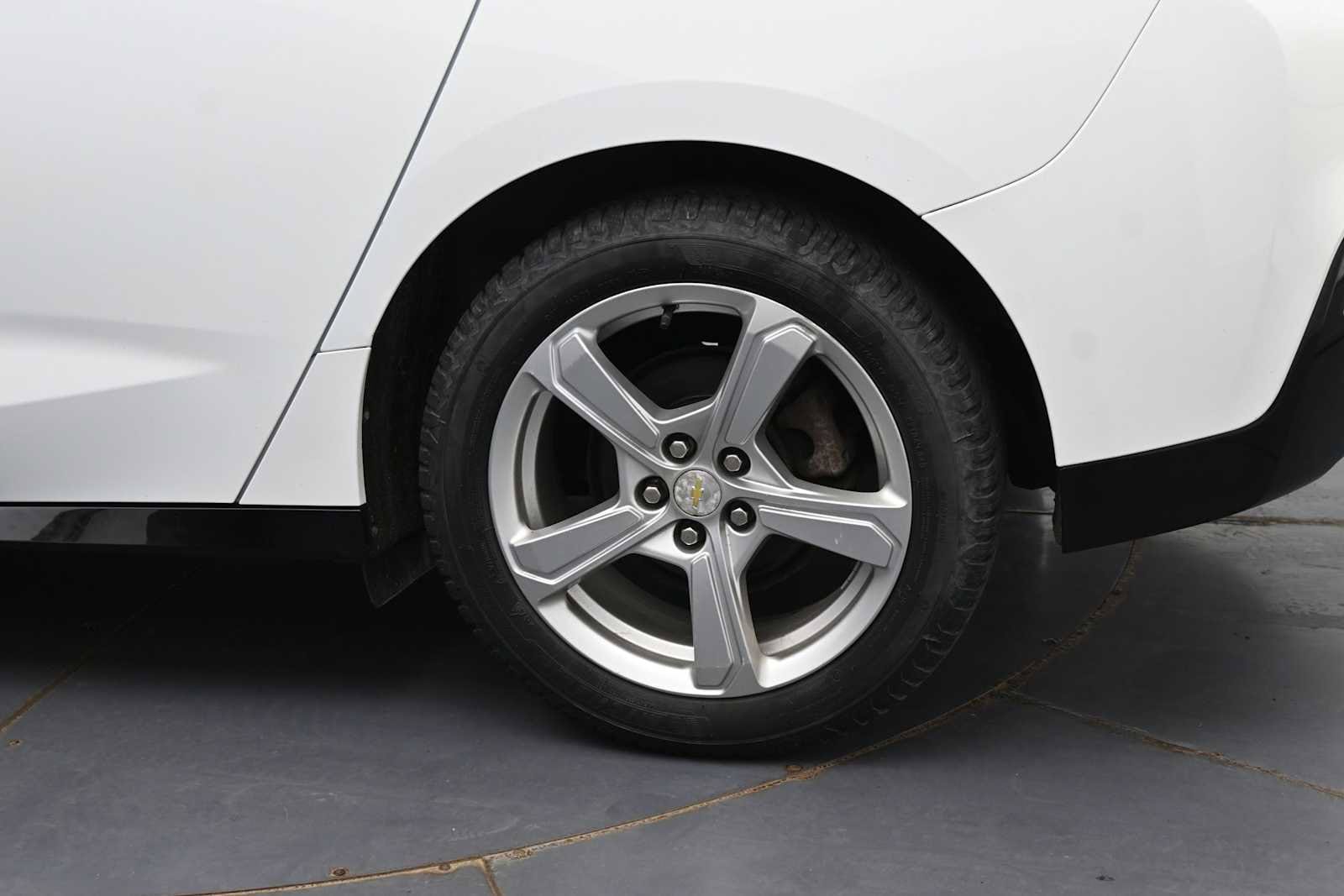 Used 2017 Chevrolet Volt LT w/ Comfort Package FWD image 5