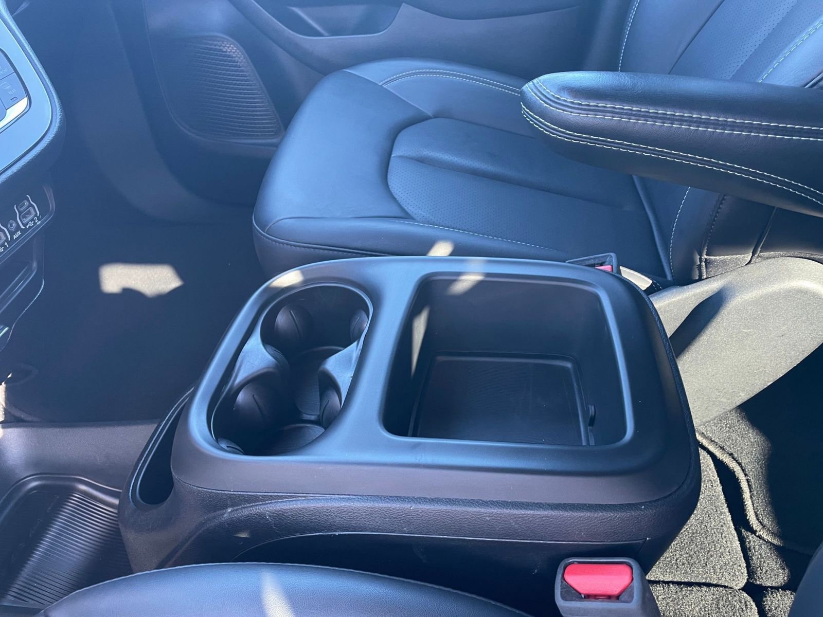 Used 2025 Chrysler Pacifica Select image 38