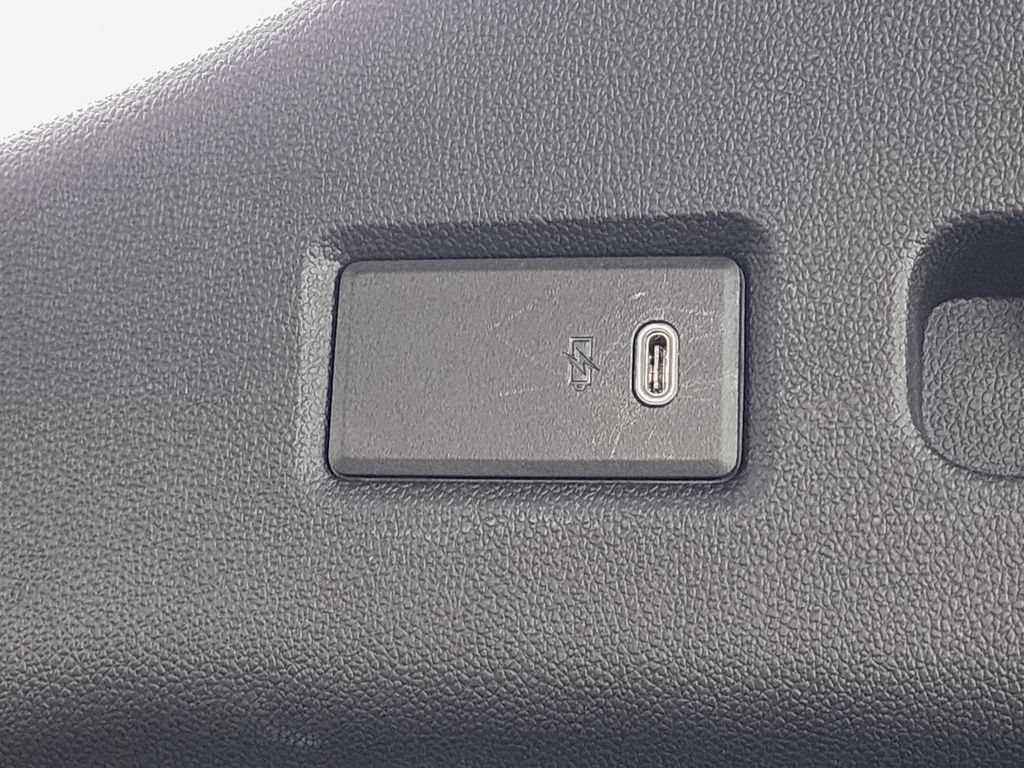Used 2025 Chevrolet Suburban LT RWD image 16