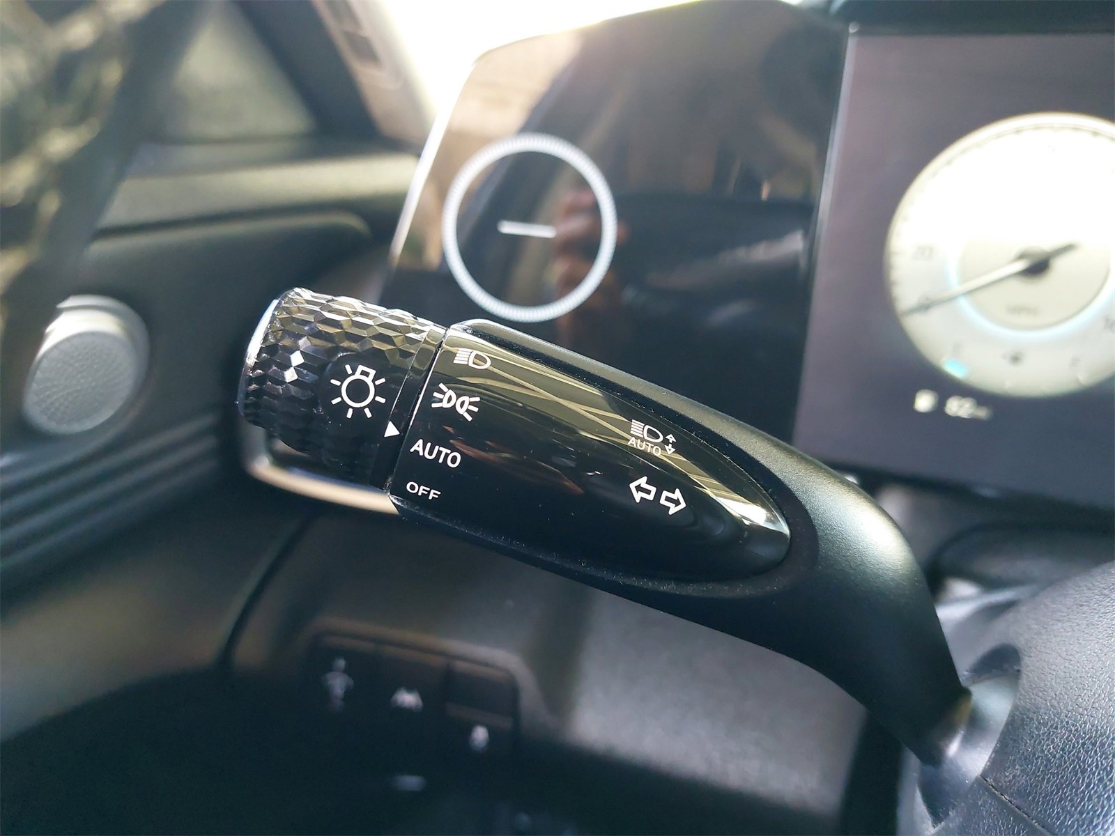 Used 2022 Hyundai Elantra Limited w/ Preferred Accessory Package image 26