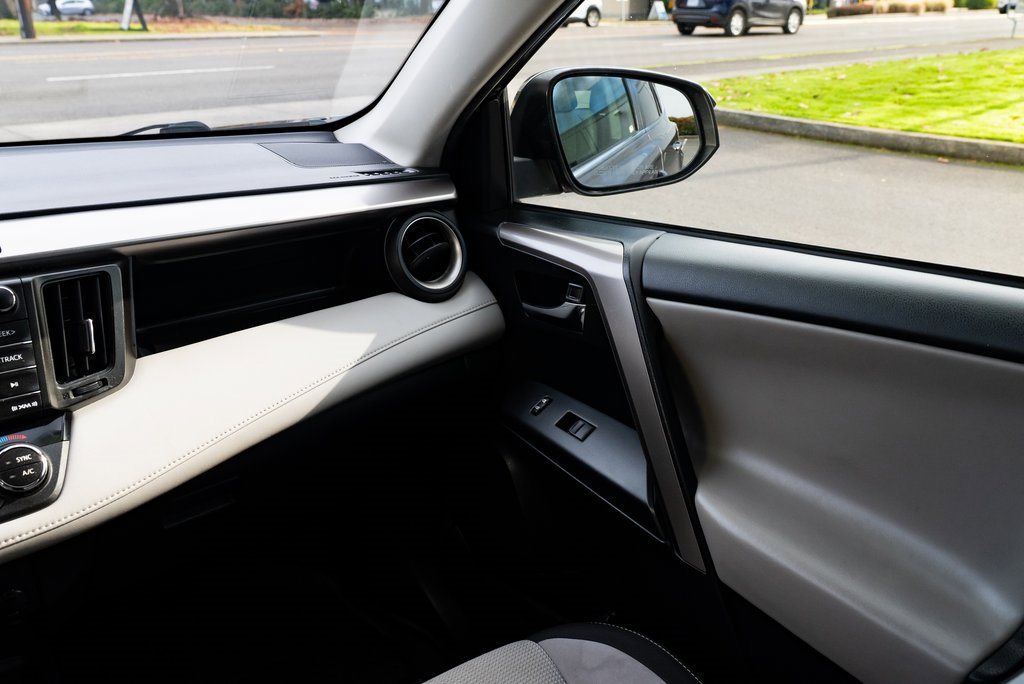 Used 2018 Toyota RAV4 XLE image 10