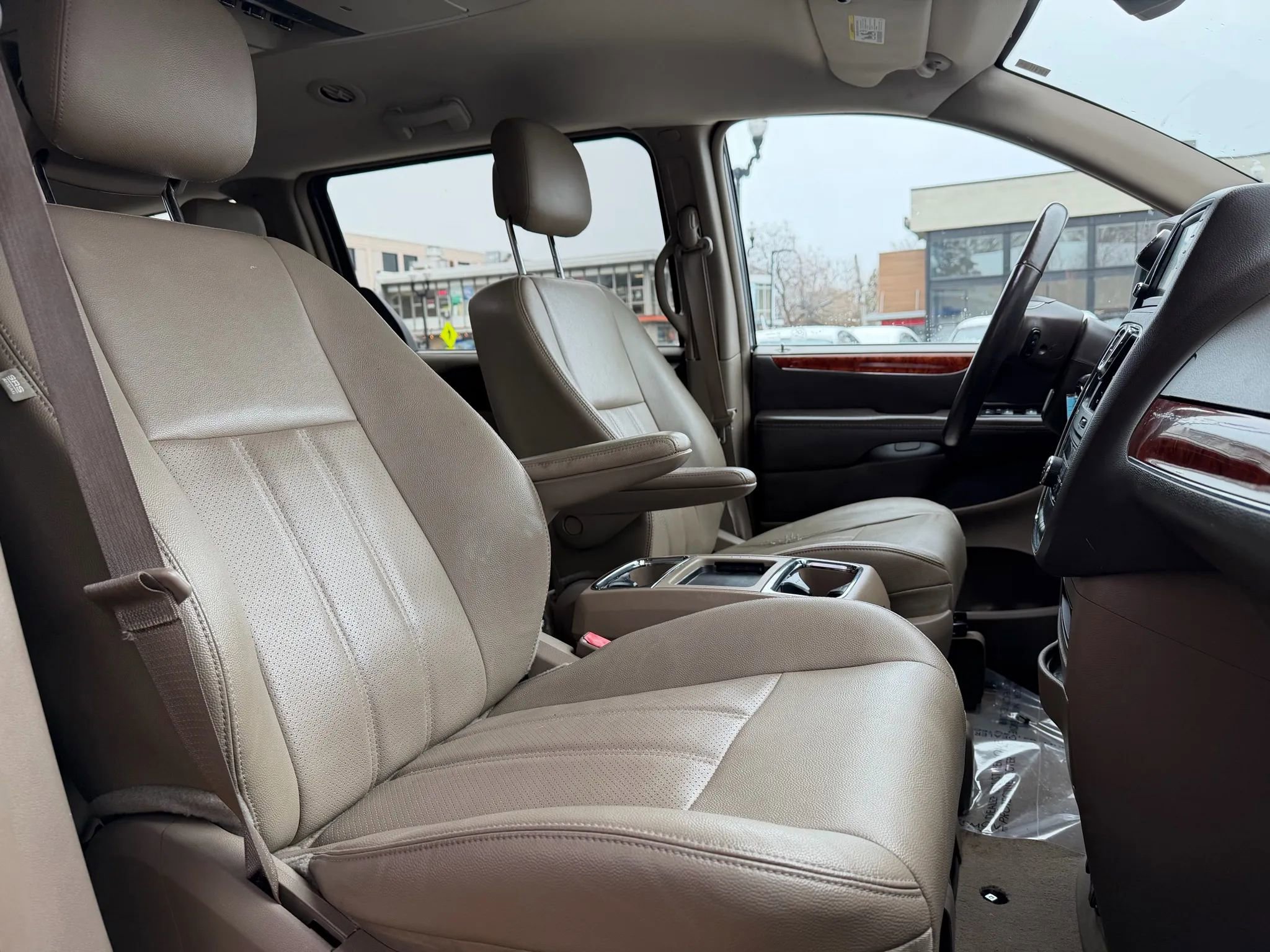 Used 2015 Chrysler Town & Country Touring-L w/ Driver Convenience Group image 16