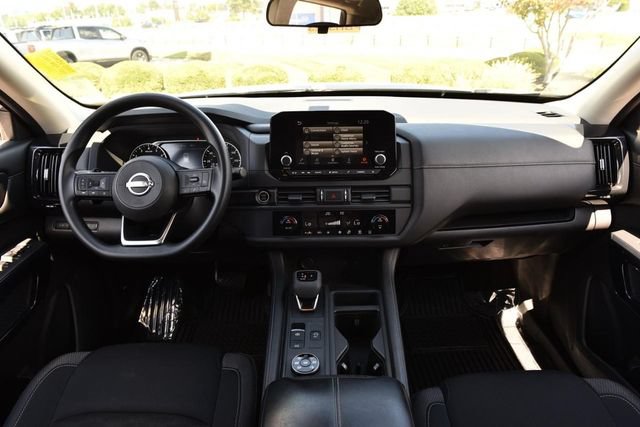 Used 2024 Nissan Pathfinder S AWD/4WD image 7