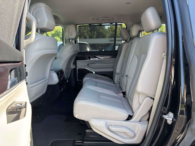 Used 2023 Jeep Wagoneer 4WD w/ Convenience Group I image 29