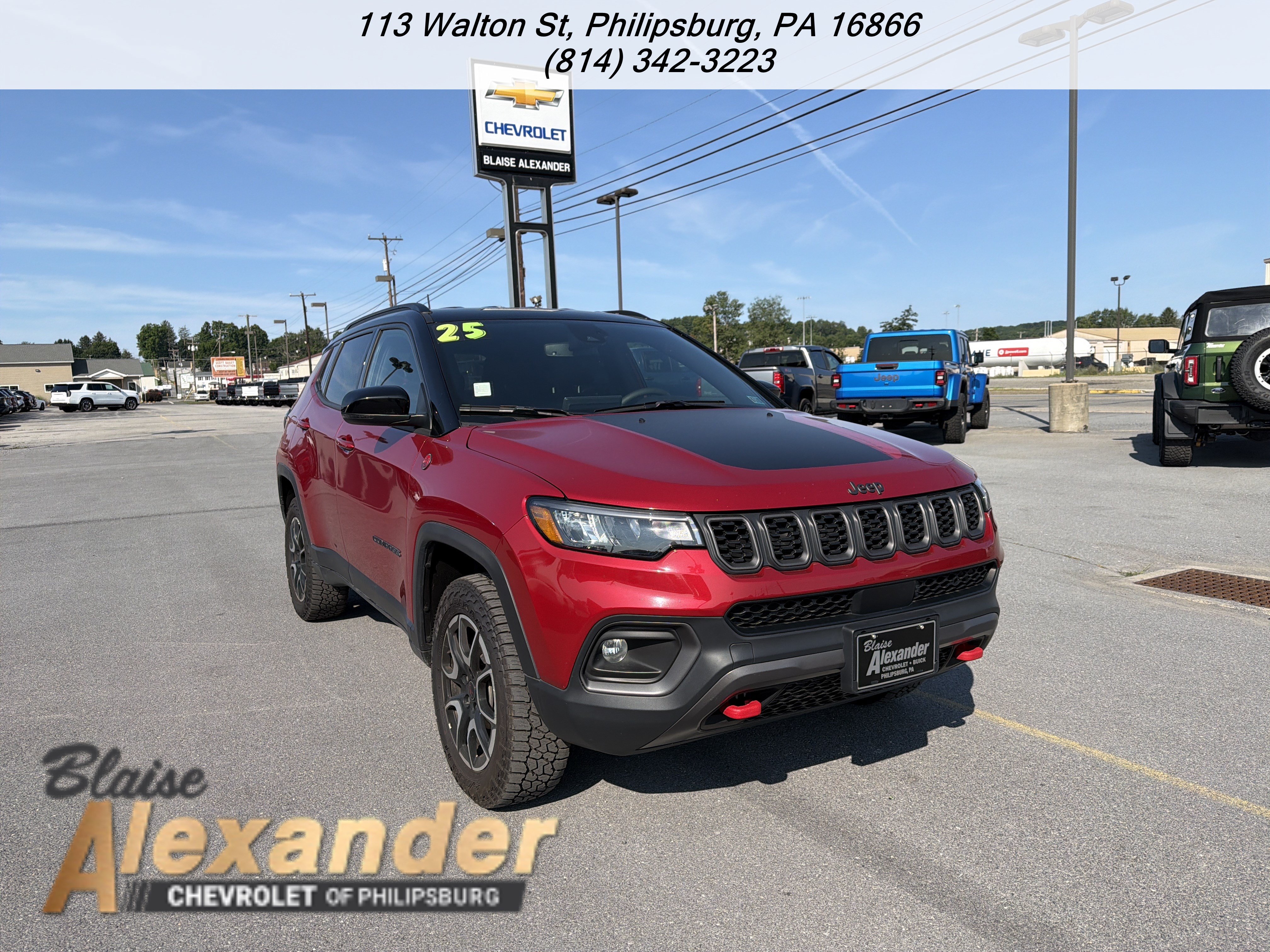 Used 2025 Jeep Compass Trailhawk AWD/4WD image 1