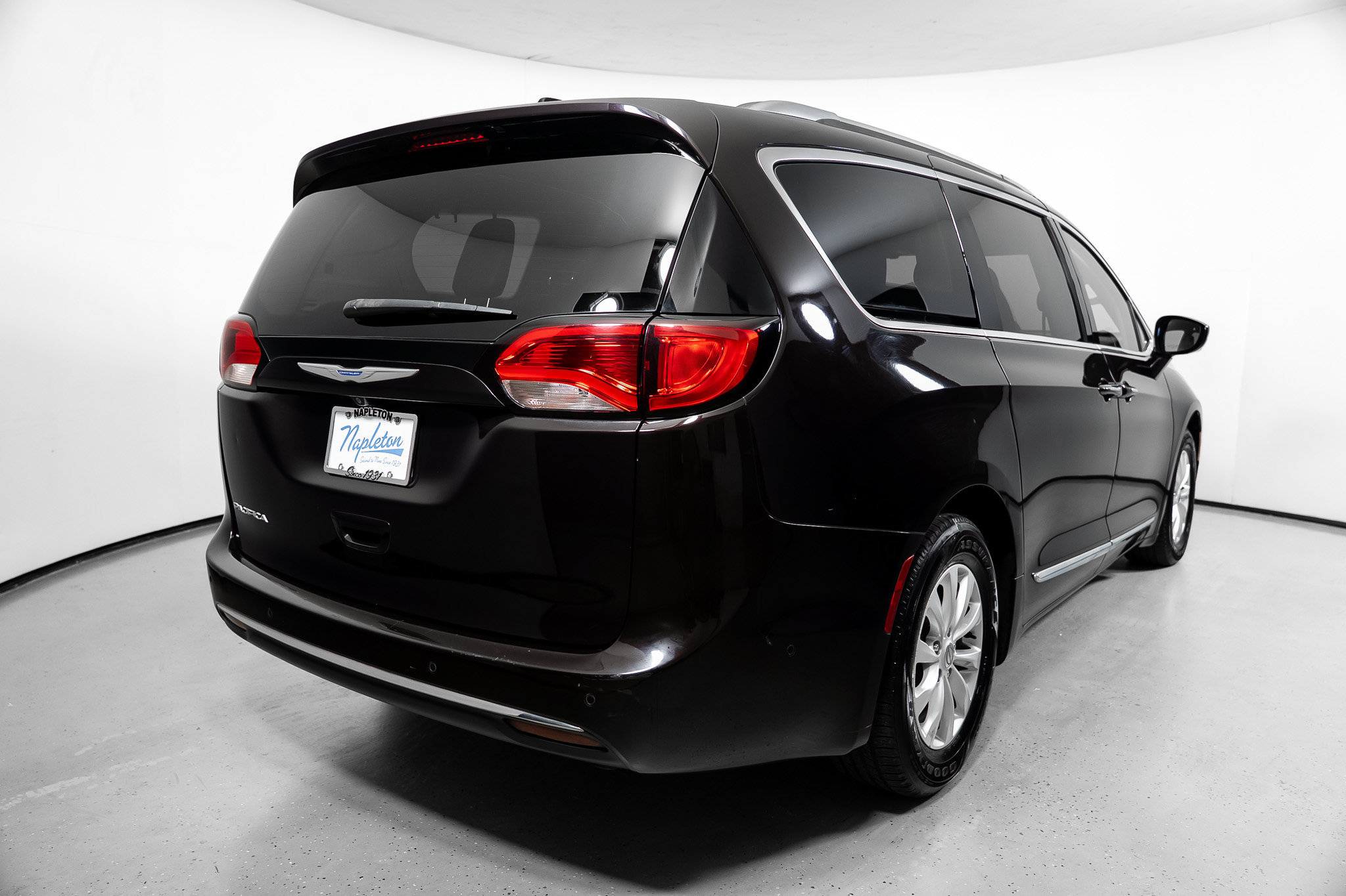 Used 2018 Chrysler Pacifica Touring-L w/ Advanced Safetytec Group FWD image 9