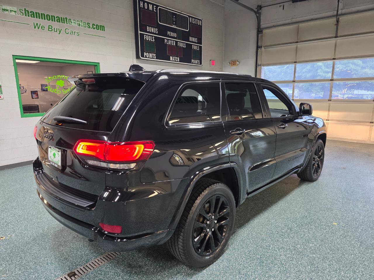 Used 2017 Jeep Grand Cherokee Altitude AWD/4WD image 6