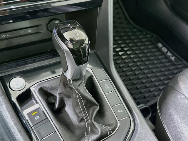 Certified 2025 Volkswagen Taos SEL AWD/4WD image 17
