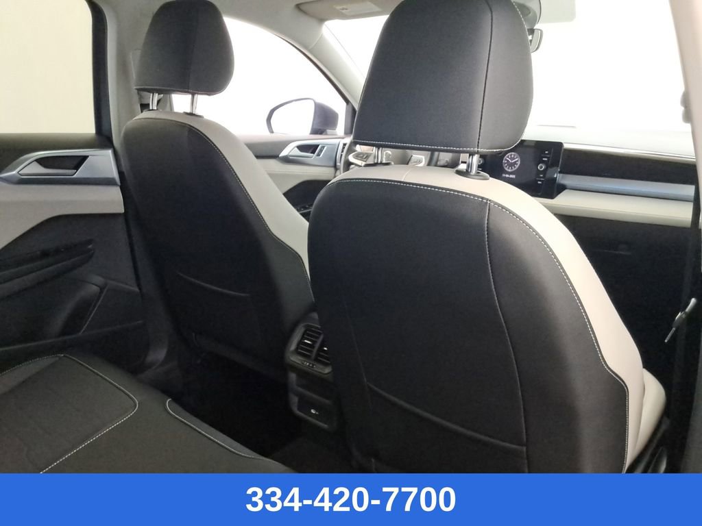 Certified 2025 Volkswagen Taos SE w/ Panoramic Sunroof Package image 21