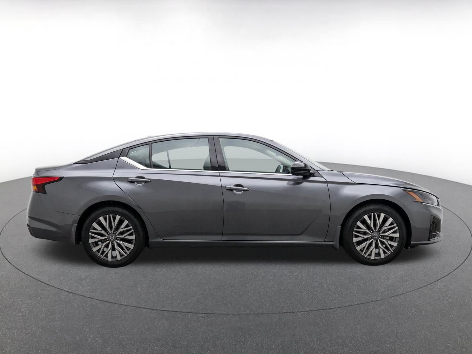 Used 2025 Nissan Altima 2.5 SV FWD image 9
