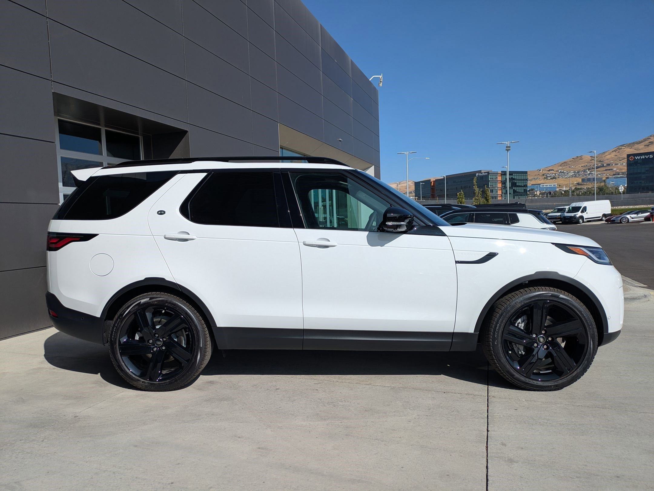 New 2025 Land Rover Discovery S image 4