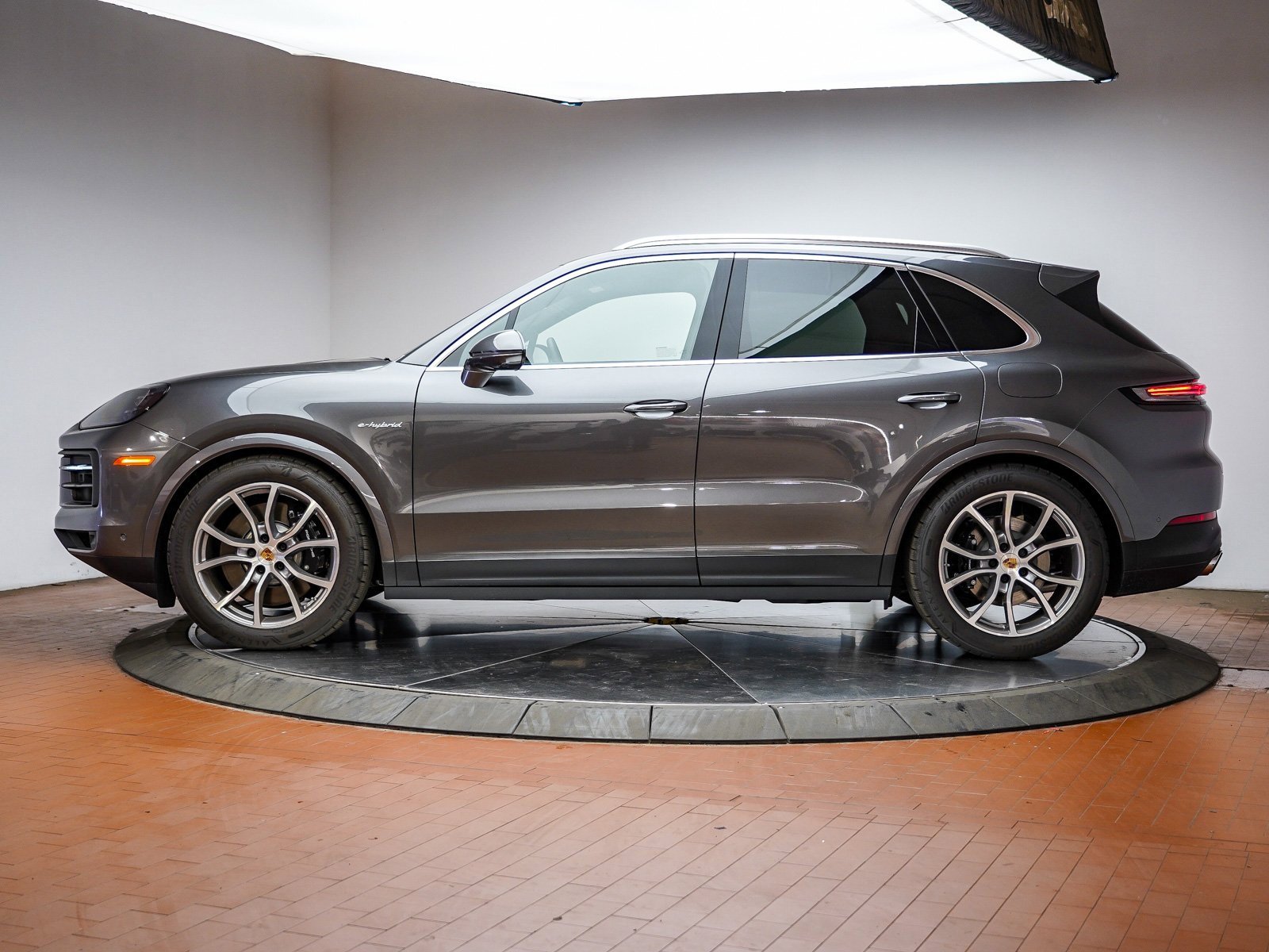 Certified 2025 Porsche Cayenne E-Hybrid image 2