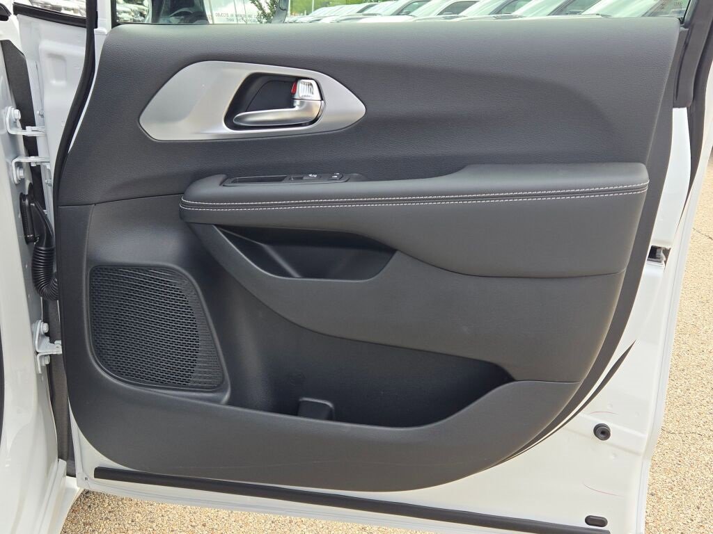 New 2026 Chrysler Pacifica Limited w/ S Appearance Package image 9
