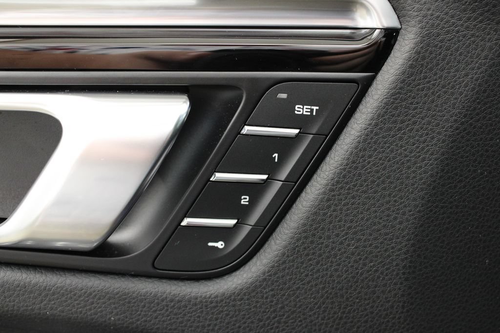 Certified 2023 Porsche Macan AWD/4WD image 24