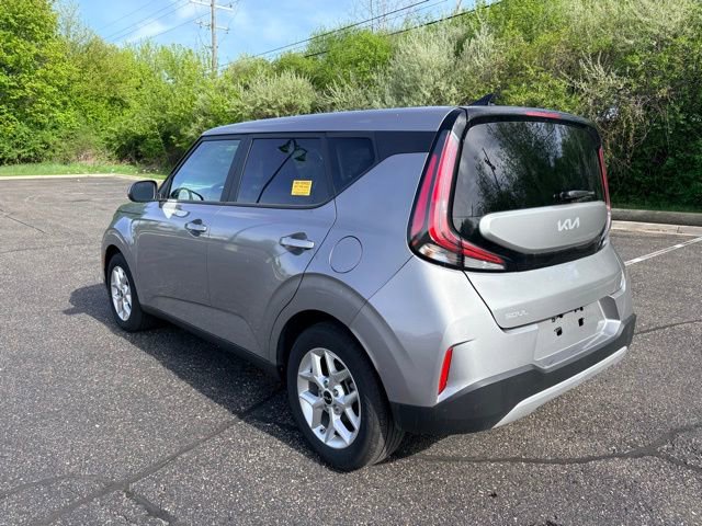 Used 2025 Kia Soul LX w/ LX Technology Package FWD image 3