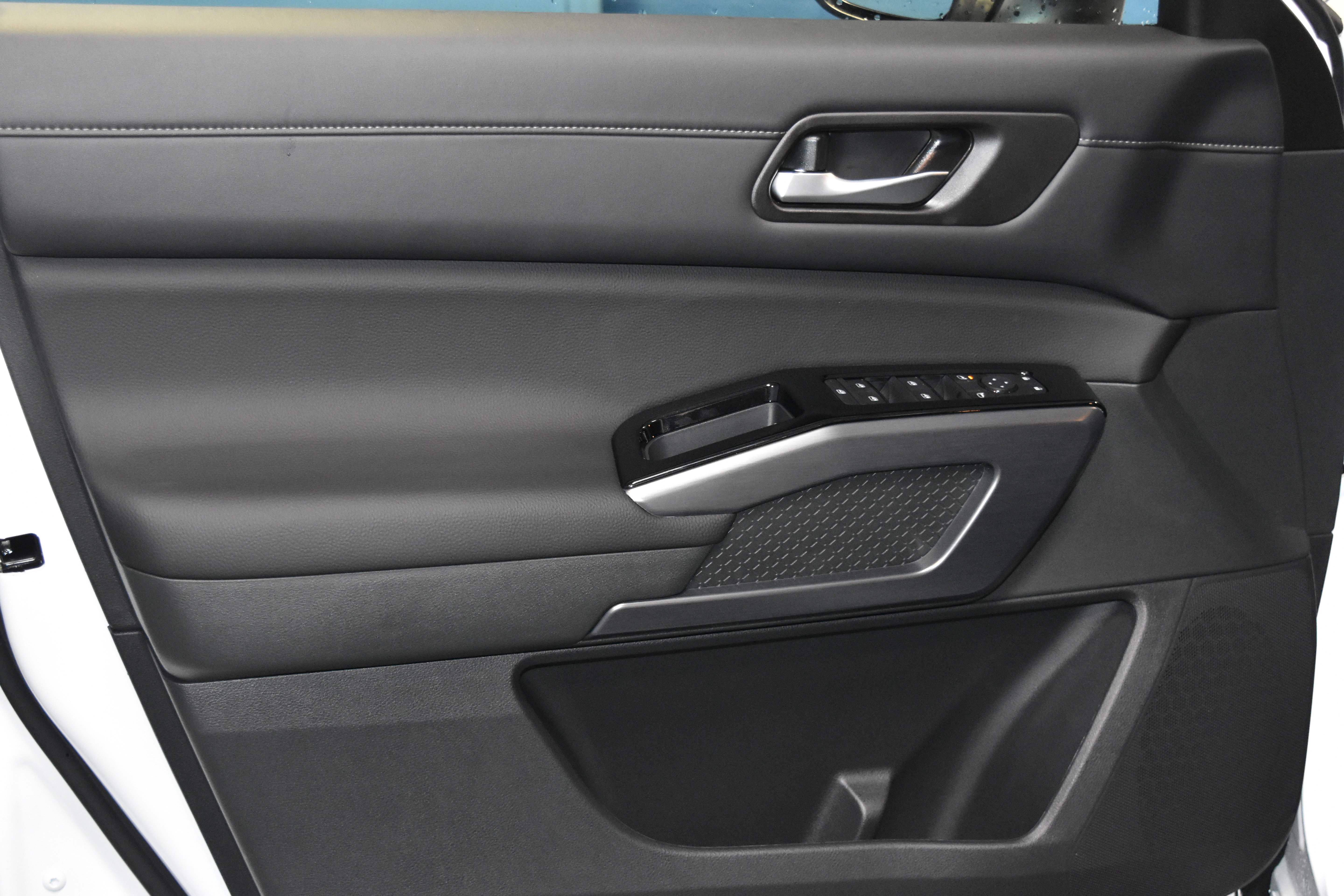 New 2026 Nissan Pathfinder SL w/ Cargo Package image 2