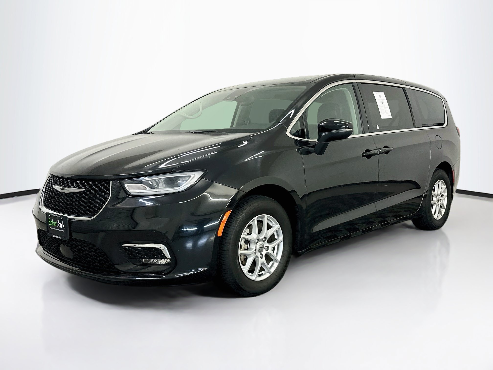Used 2023 Chrysler Pacifica Touring-L FWD image 3