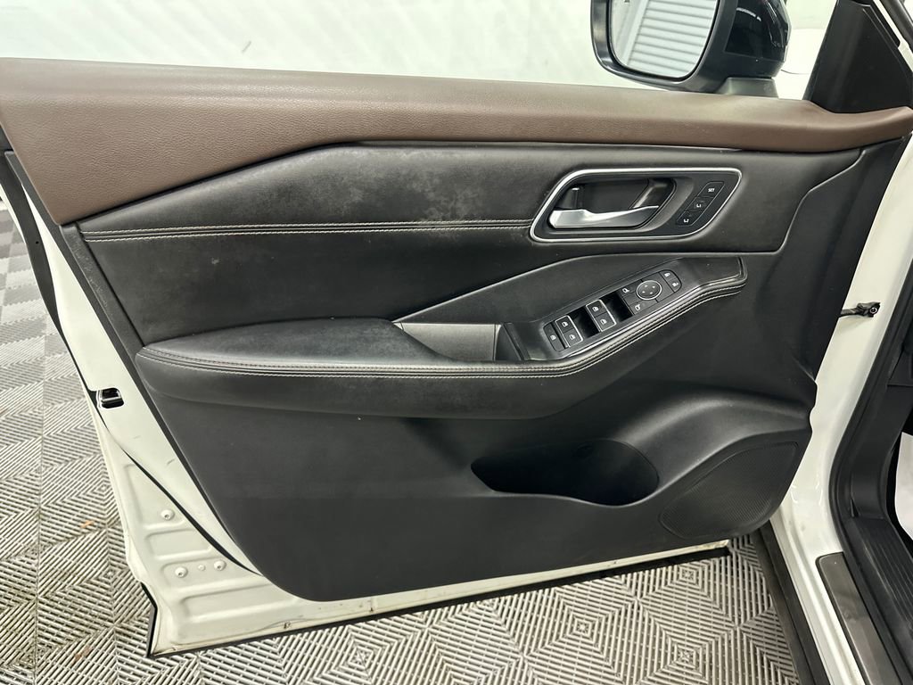 Used 2021 Nissan Rogue Platinum image 11