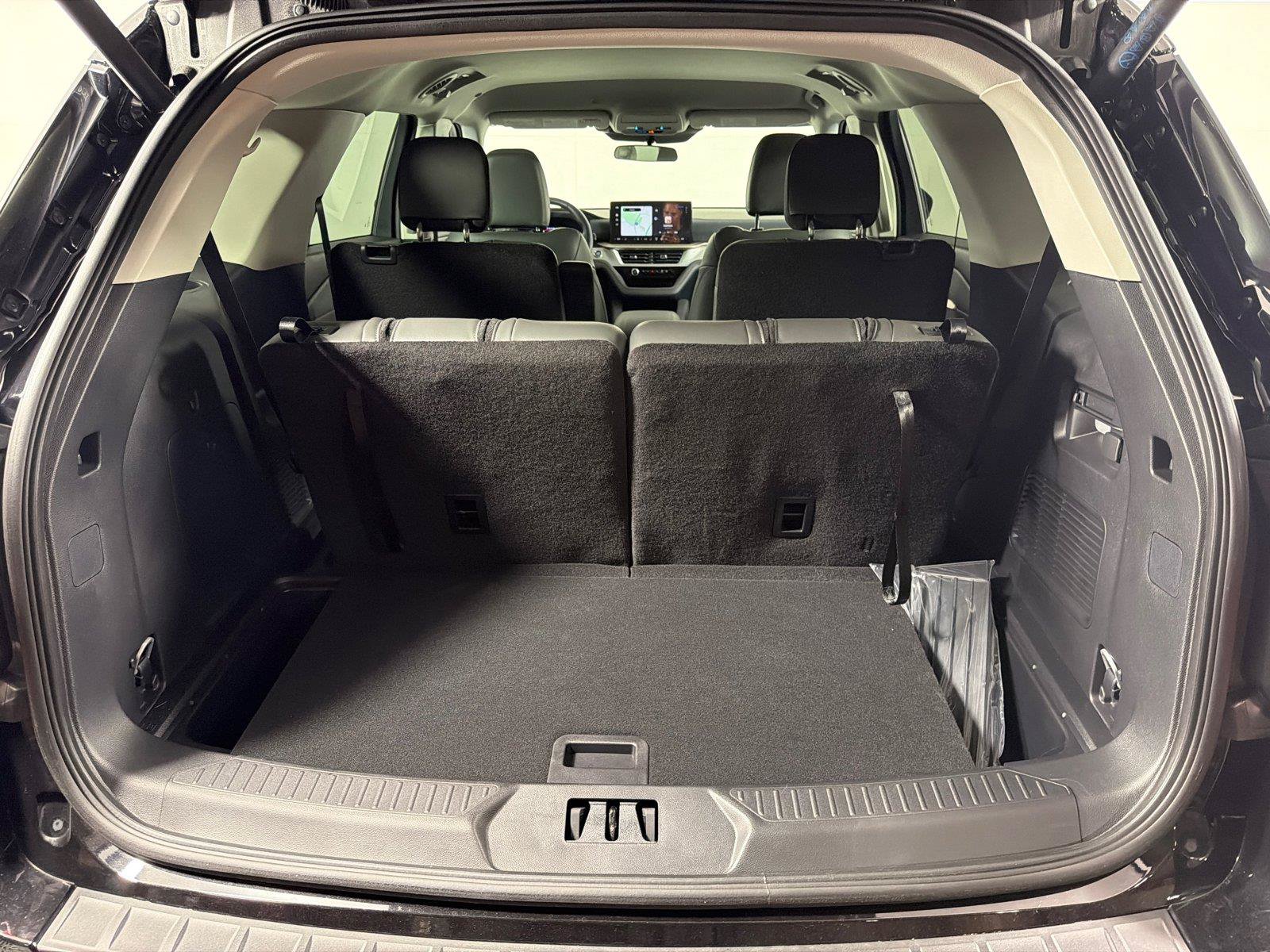 Used 2025 Ford Explorer Active w/ Active Comfort Package RWD image 18