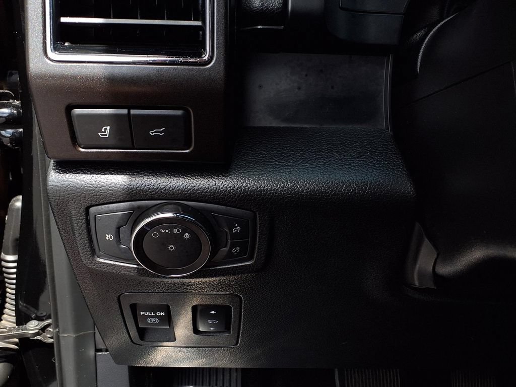Used 2018 Ford Expedition Limited w/ Equipment Group 301A AWD/4WD image 17