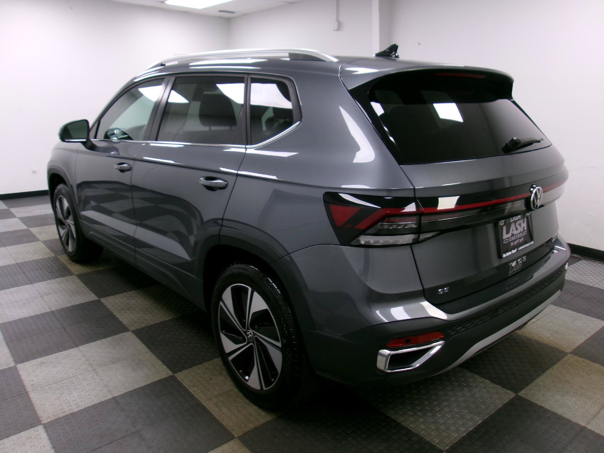 Used 2025 Volkswagen Taos SE AWD/4WD image 2