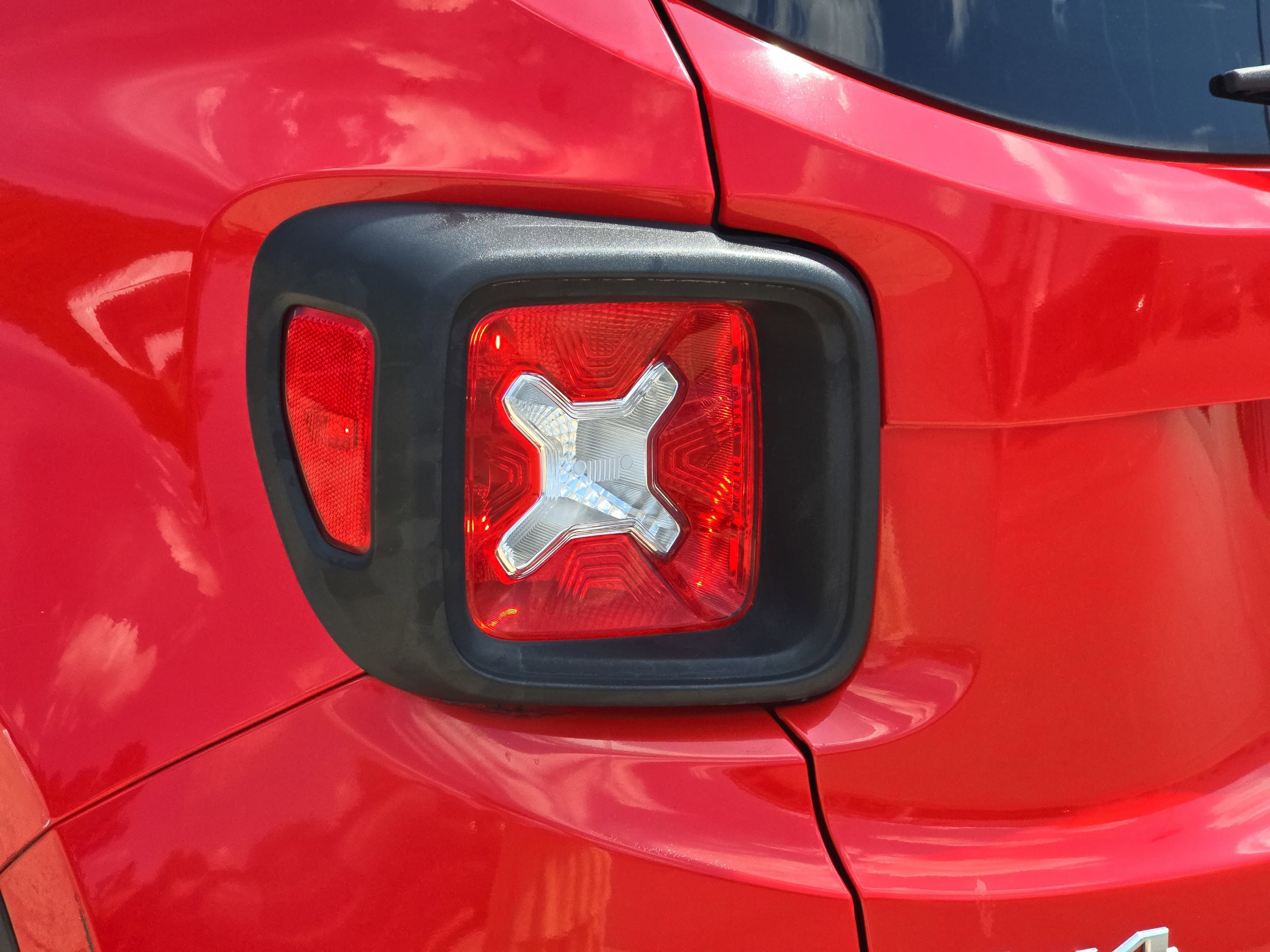 Used 2016 Jeep Renegade Latitude w/ Popular Equipment Group AWD/4WD image 32