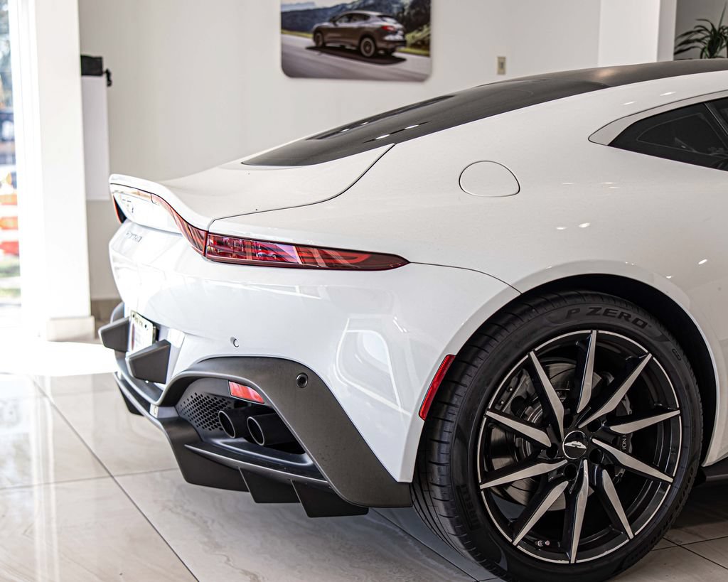 Used 2019 Aston Martin V8 Vantage Coupe RWD image 12