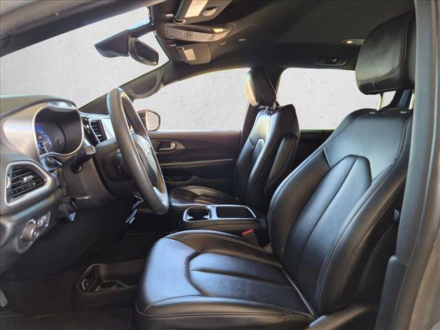 Used 2025 Chrysler Pacifica Select FWD image 13