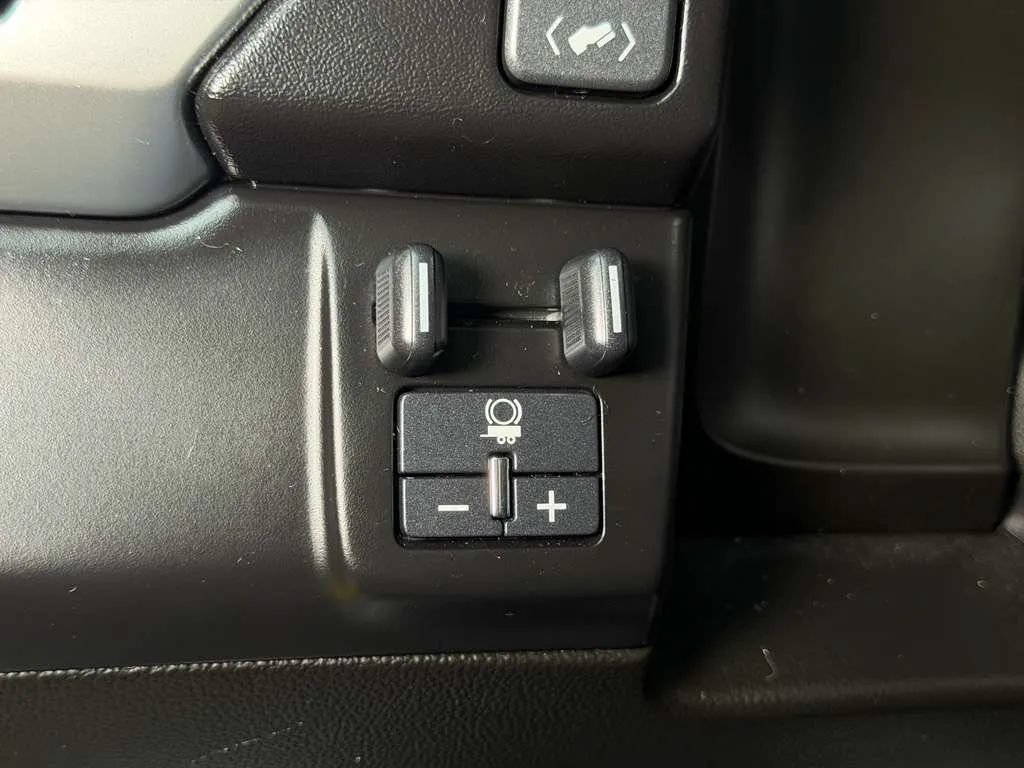 Used 2016 Chevrolet Suburban LTZ RWD image 12