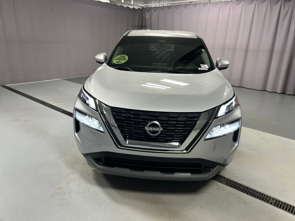Used 2023 Nissan Rogue SV image 2
