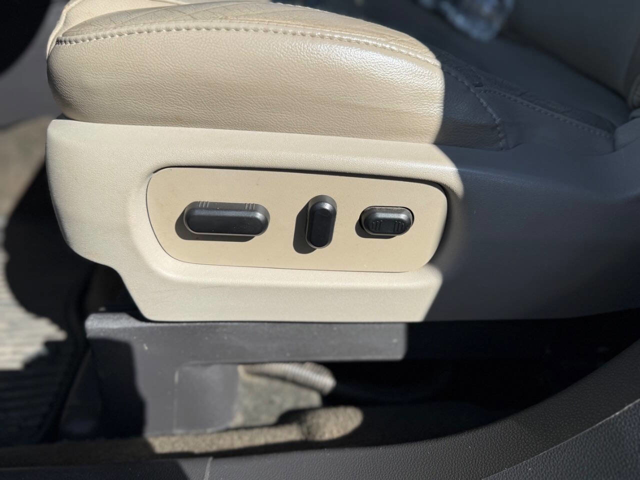 Used 2013 Ford Explorer XLT image 19