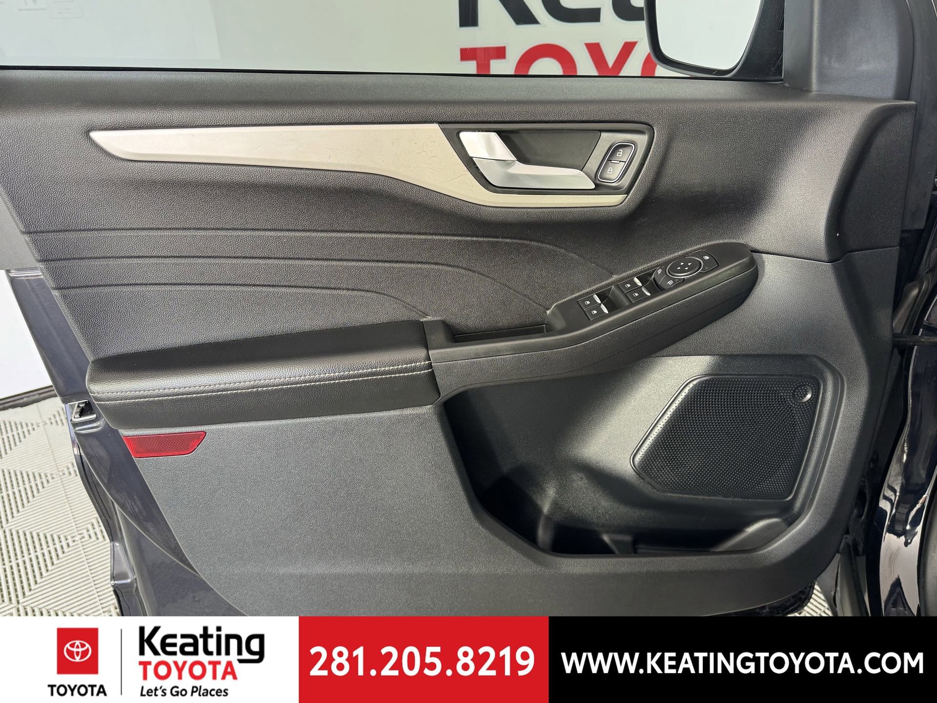 Used 2021 Ford Escape SE w/ SE Sport Appearance Package image 11