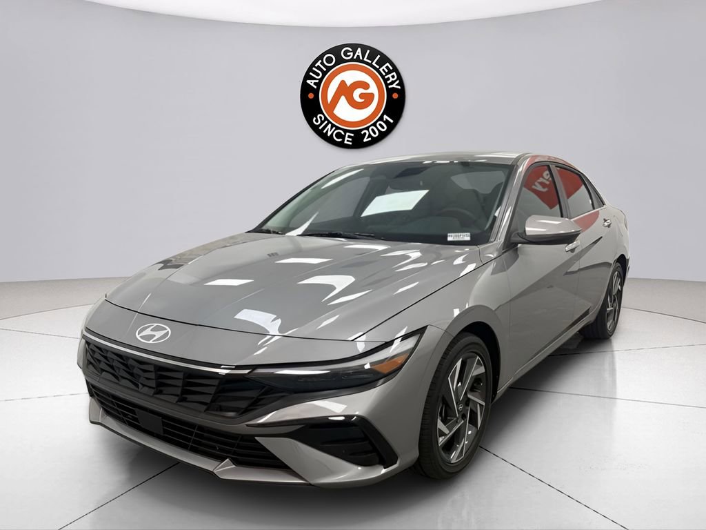 Used 2025 Hyundai Elantra Limited FWD image 3
