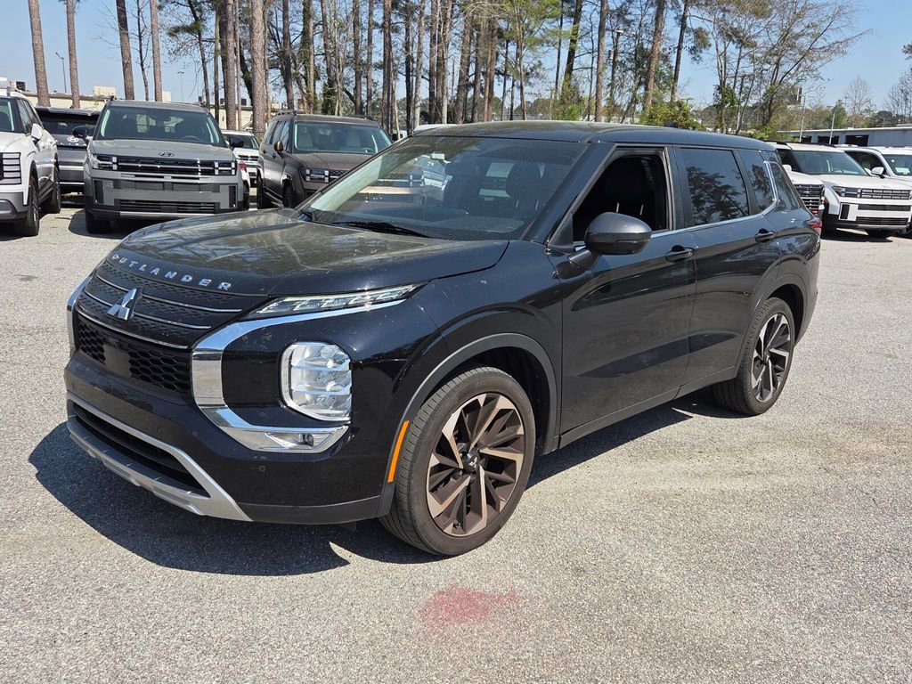 Used 2022 Mitsubishi Outlander SE image 3