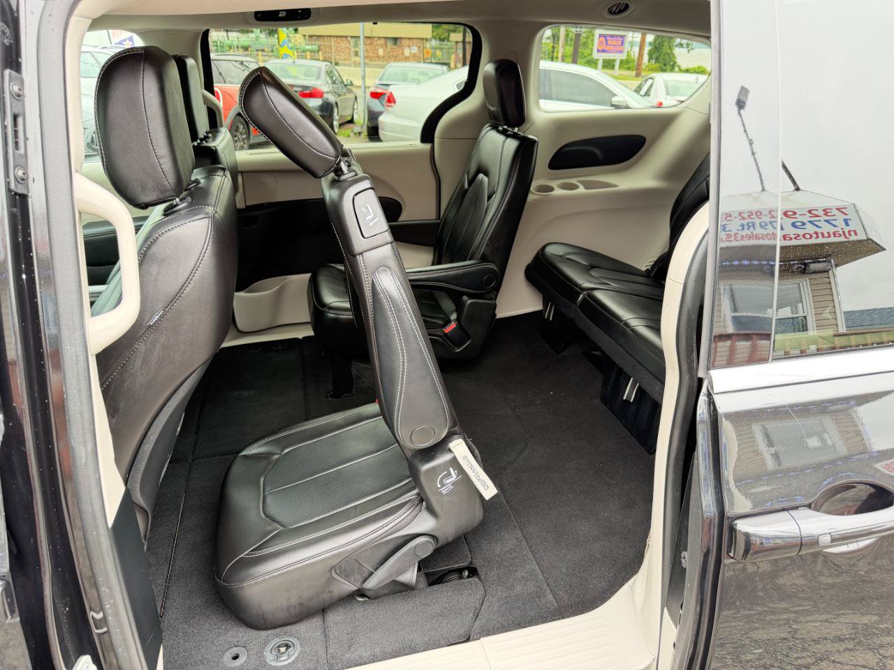 Used 2023 Chrysler Pacifica Touring-L FWD image 34