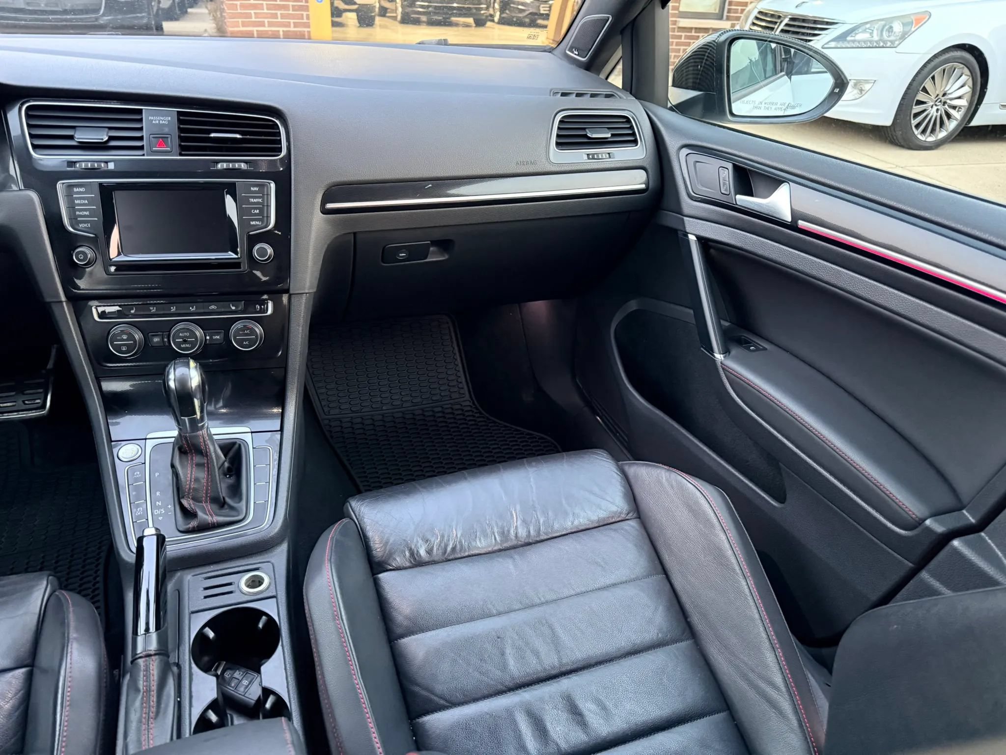 Used 2015 Volkswagen Golf 4-Door FWD image 10