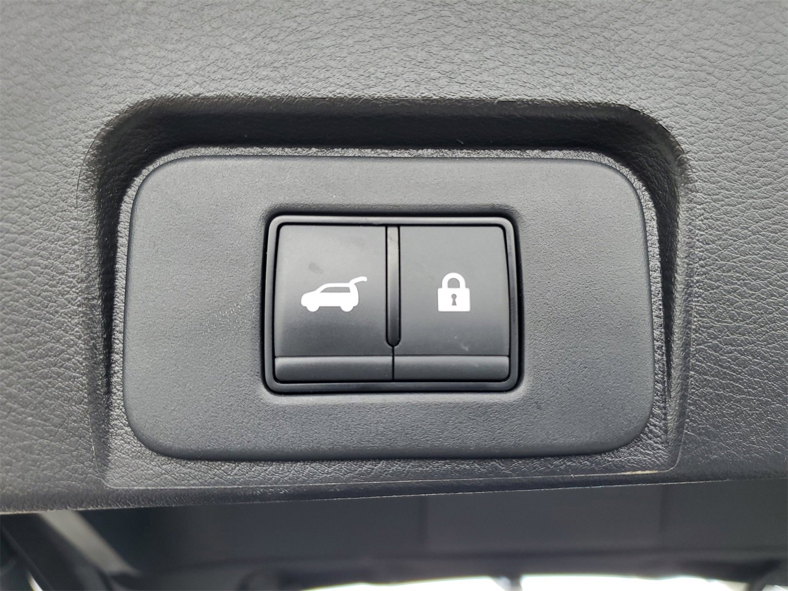 Used 2024 Nissan Rogue SV image 30